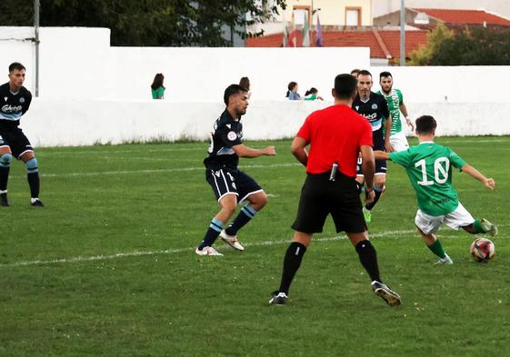 Jugada Manu Casado contra el Coria, autor del gol del empate en Trujillo