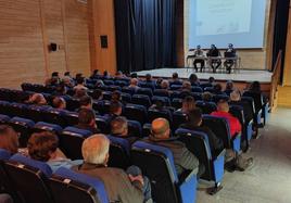 Durante una de las reuniones mantenidas para la creación de la Comunidad