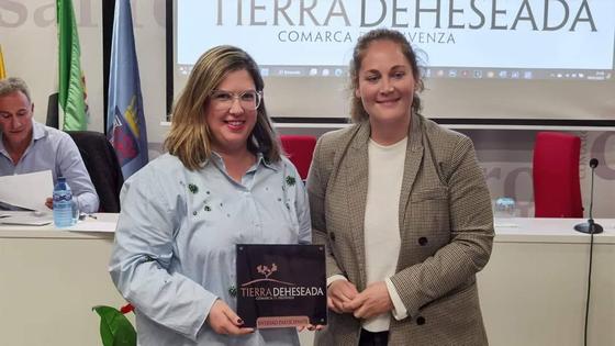 Aderco entrega dos reconocimientos a la localidad
