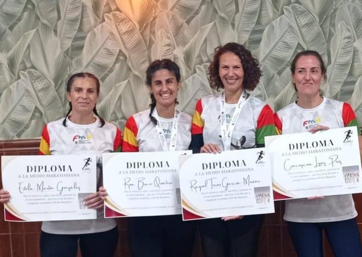 Imagen secundaria 1 - Algunas imágenes de la media maratón