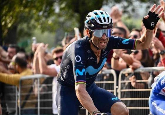 Valverde saluda al público tras cruzar la meta de Il Lombardía y poner fin a su carrera