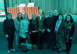 Los mimbros del Club de la Lectura junto a la escritora