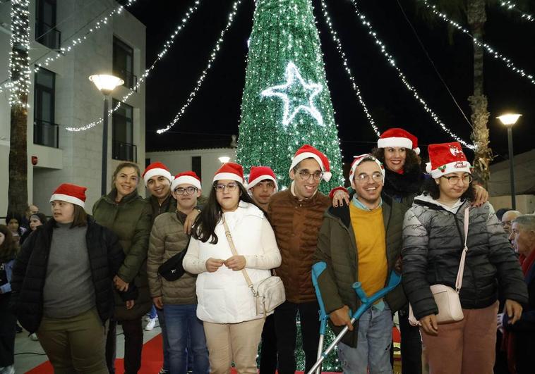 Los chicos de Adisval tras el encedido del alumbrado navideño