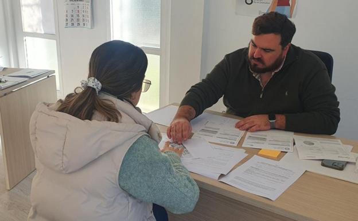 Una vecina realiza los trámites para unirse al proyecto