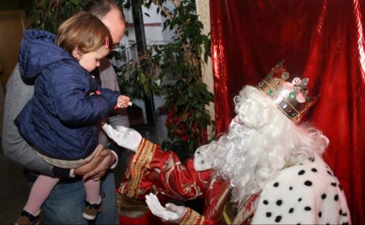 Melchor repartiendo caramelos entre los pequeños