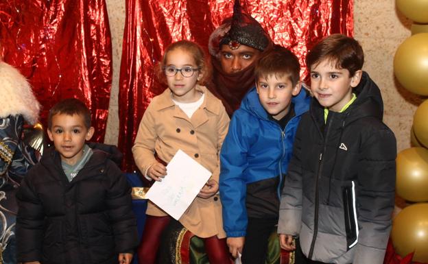 Los pequeños entregaron las cartas a Los Reyes Magos
