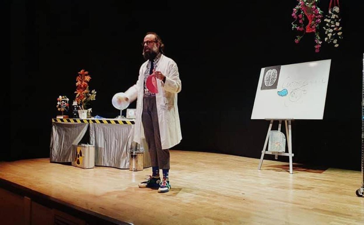Teatro: Los escolares disfrutan de la obra teatral 'Pequeños Cerebros'