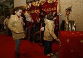 Echando las cartas en el buzón de los Reyes Magos