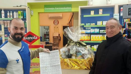Baldomero Guzmán gana el sorteo de la cesta navideña de la campaña 'Adoro el shopping local'