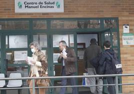 Usuarios del centro de salud Manuel Encinas de Cáceres saliendo y entrando con las mascarillas puestas este miércoles