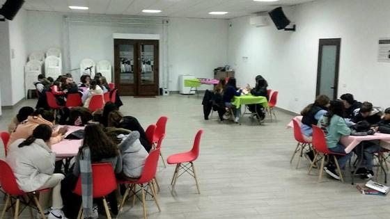 Los jóvenes se divierten en la Casa del Pueblo