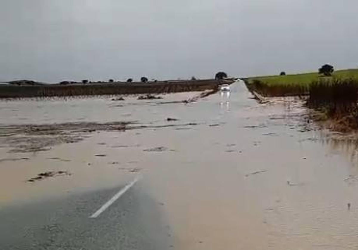 Cortada al tráfico la carretera de Badajoz