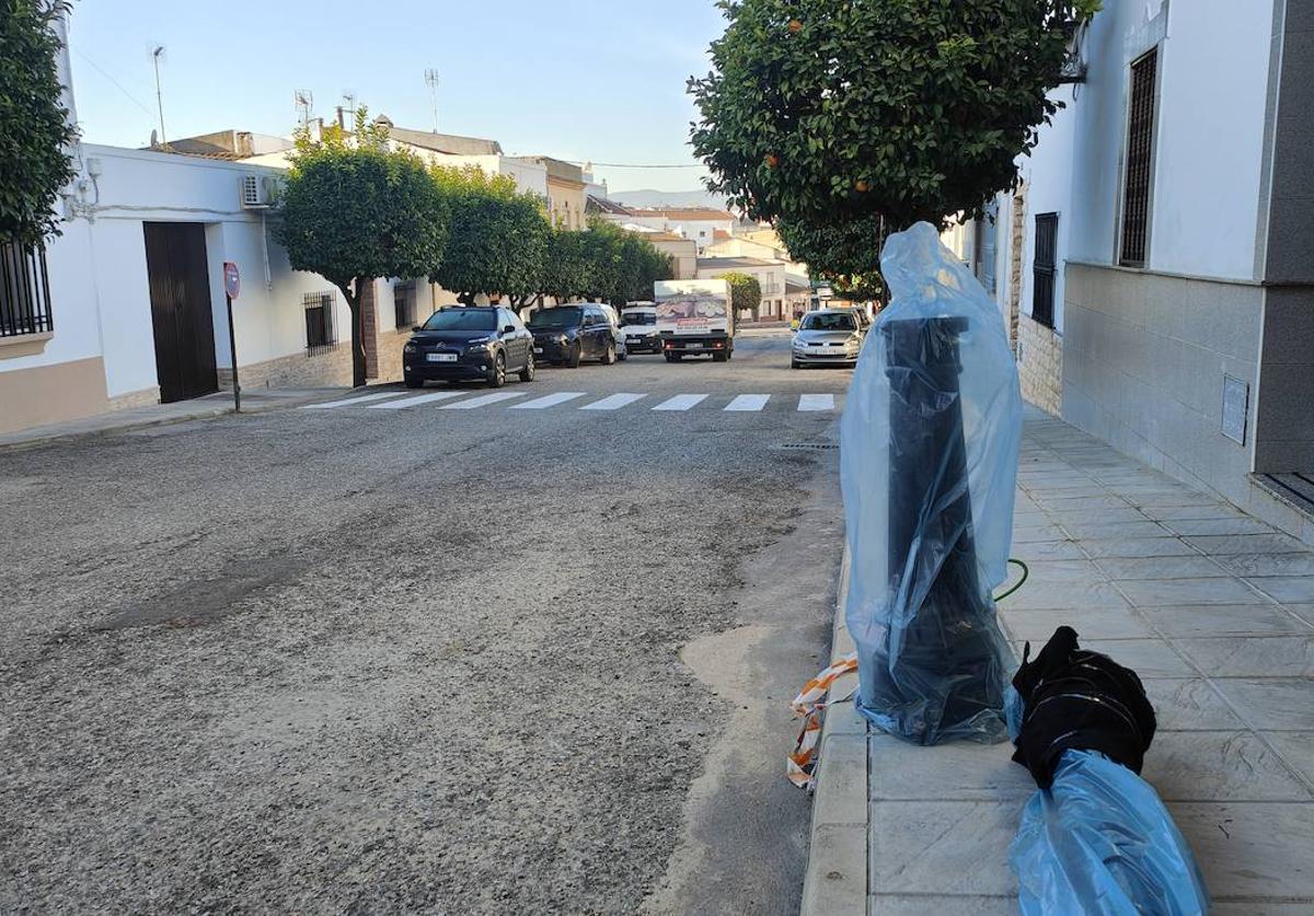 Comienzan a instalar las farolas en la calle Reyes Huertas