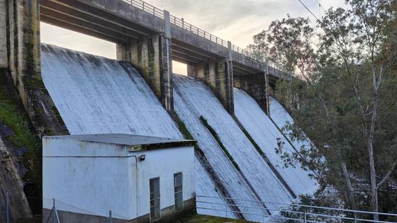 Piedra Aguda sigue vertiendo agua por sus cuatro aliviaderos