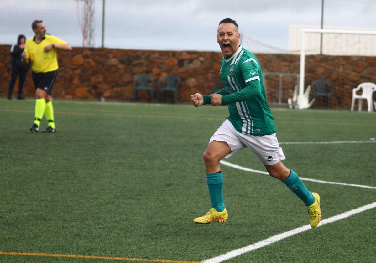 Pinto celebra el segundo tanto de los valverdeños