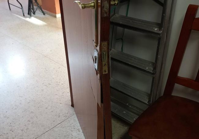 Rotura de la puerta de la oficina del Centro Social de Mayores