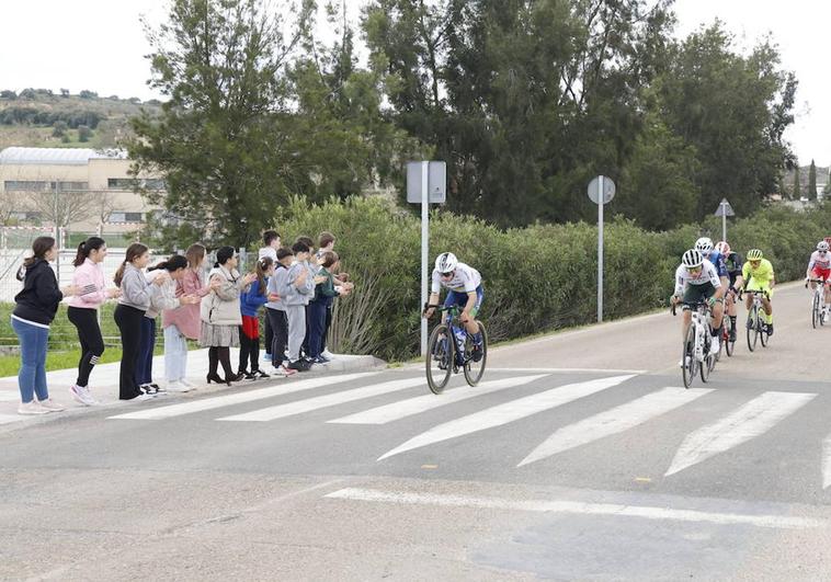 Los escolares animan al pelotón