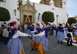 Bailes de los Coros y Danzas a la salida de la imagen de la Virgen de la Encarnación