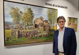 Manuel de la Encarnación junto a una de sus obras