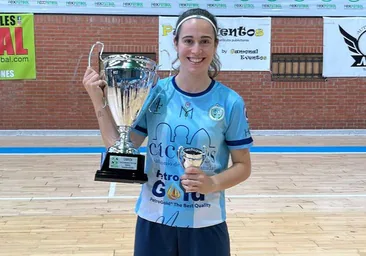 Patricia con el trofeo que le acredita como campeona de la Copa de Extremadura