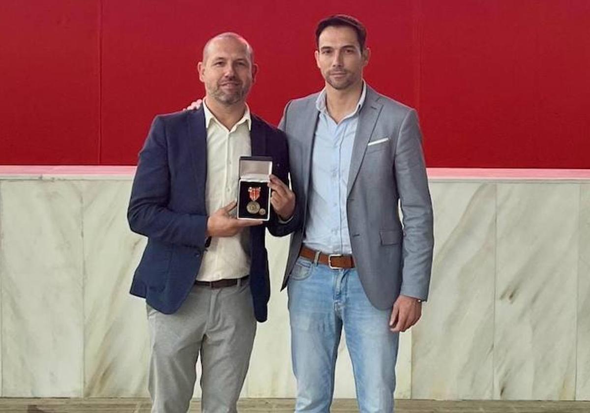 Antonio Bravo y Manuel Borrego con la medalla de oro concedida a Protección Civil de Valverde