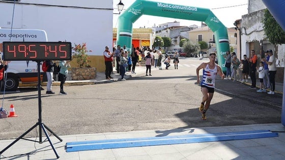 Cristian Fernández Hernández gana el IX Cross 'Vive la Trashumancia'