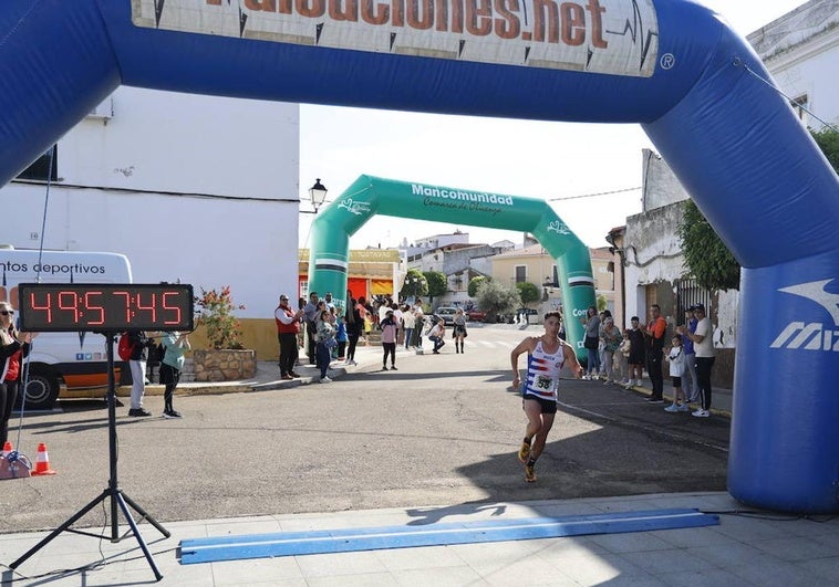 Cristian Fernández pasando por la línea de meta
