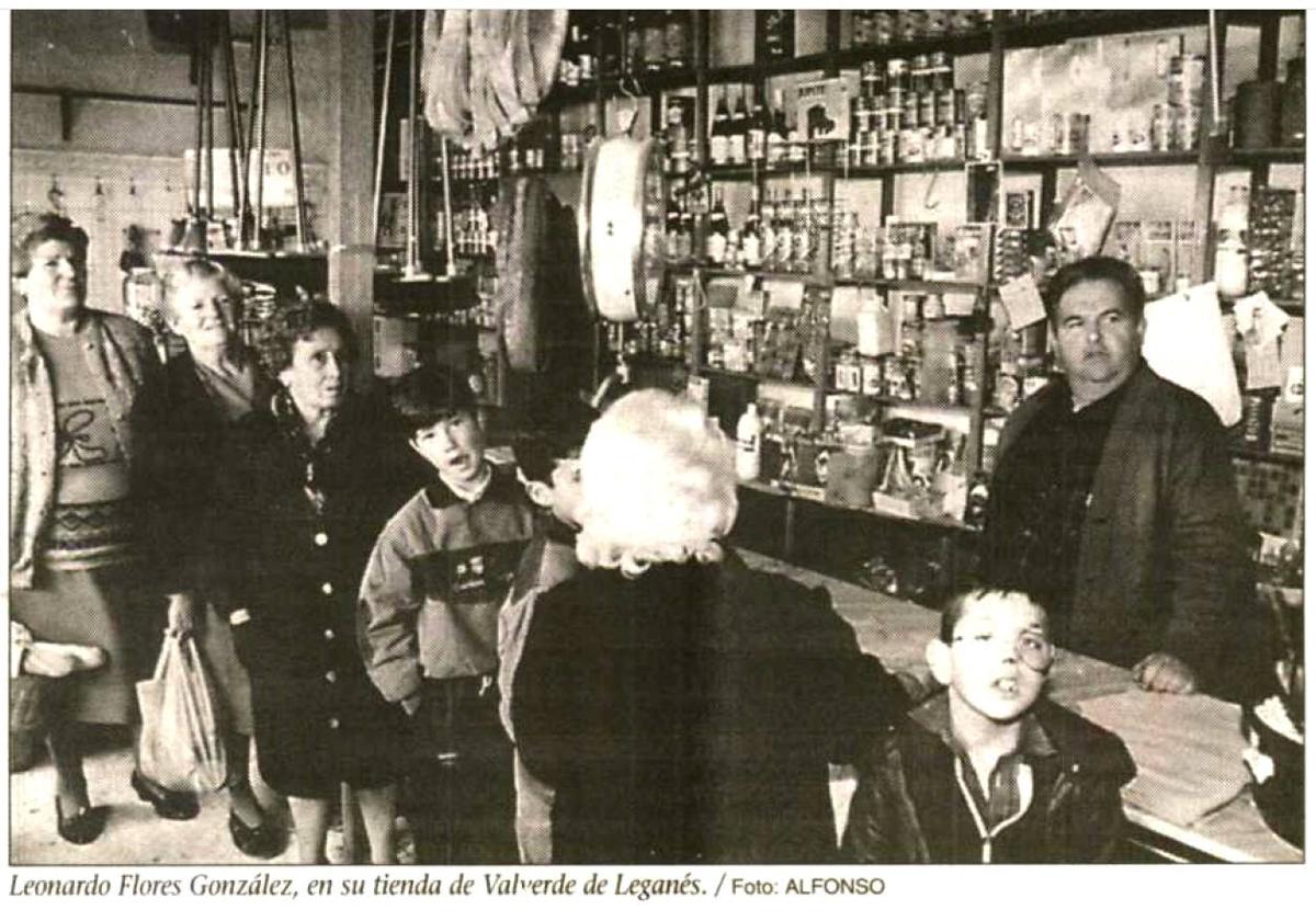 Leonardo Flores González, en su tienda de Valverde de Leganés