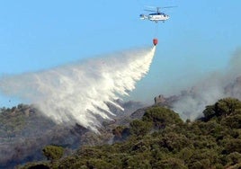 Imagen del archivo de la extinción de un incendio en la sierra de Castuera