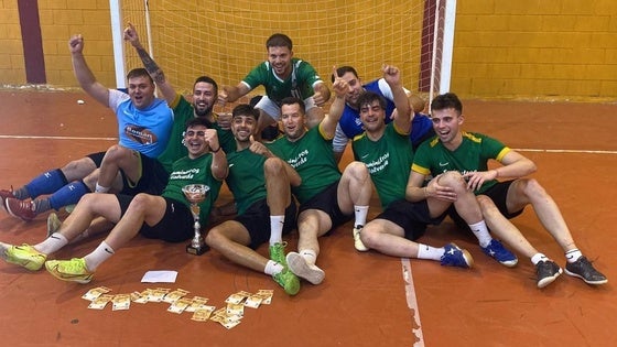 El nuevo equipo local de fútbol sala vence en el maratón de La Albuera