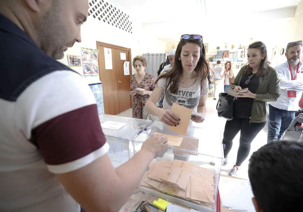 Más de 890.000 extremeños están llamados a las urnas este domingo