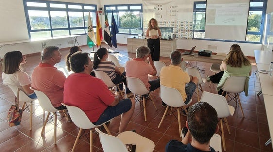 Los empresarios y autónomos locales se informan de ayudas y subvenciones