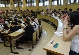 Alumnos durantes las pruebas de la EBAU en el campus de Badajoz.