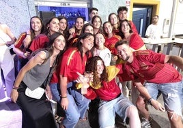 Unos amigos celebrando el triunfo de la Selección