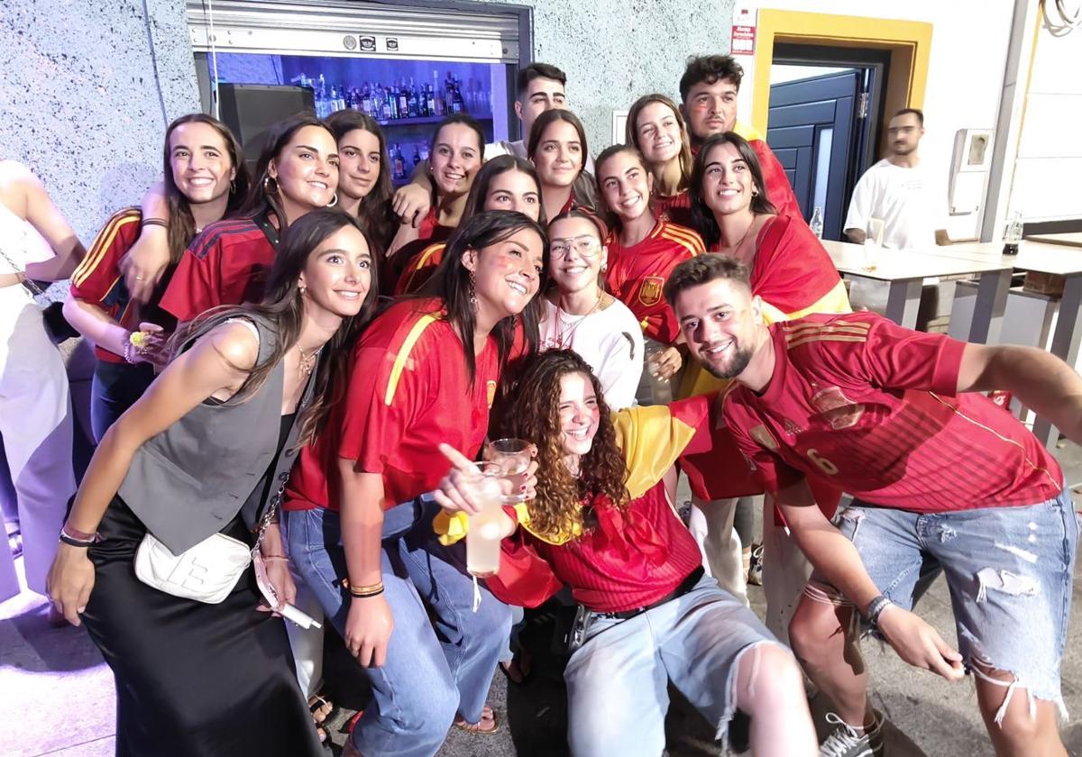 Unos amigos celebrando el triunfo de la Selección