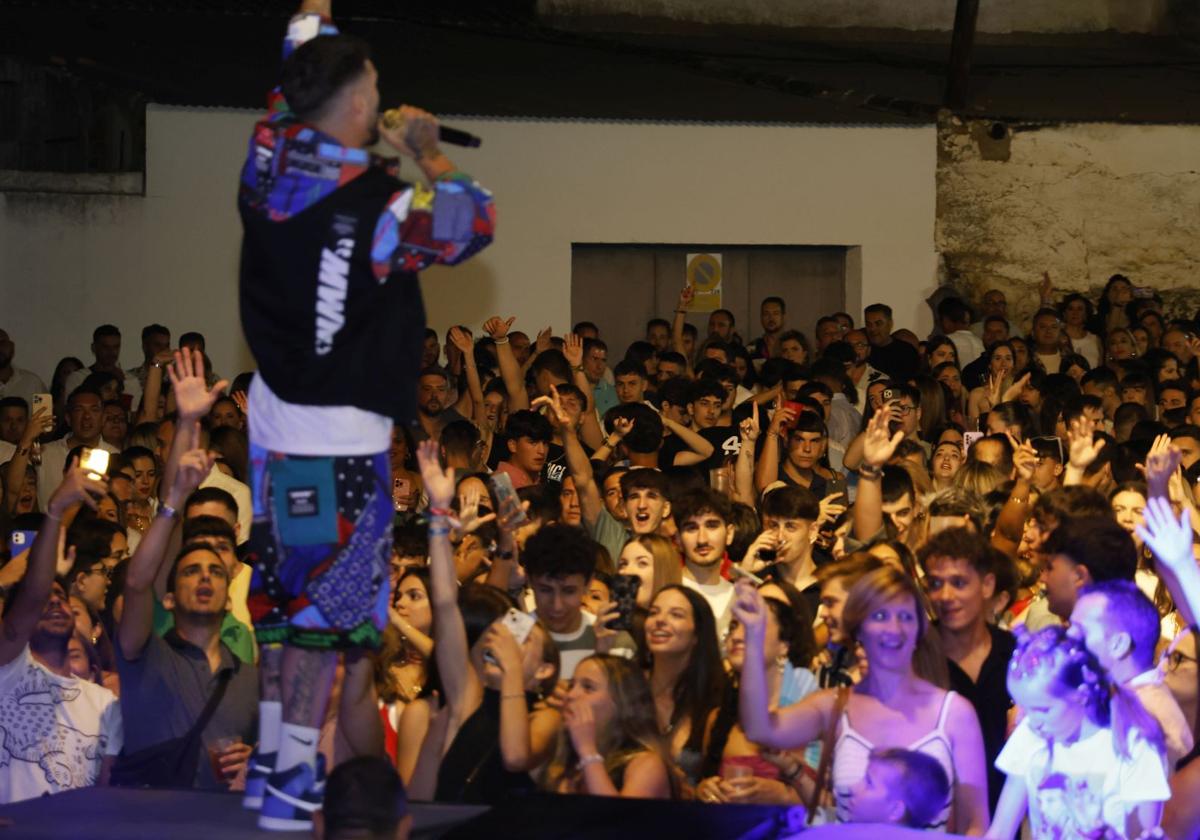 Los asistentes bailaron y cantaron al ritmo de Rasel