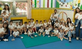 Todos los pequeños y maestros del Centro de Educación Infantil