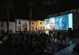 Durante la última película en el cine de verano