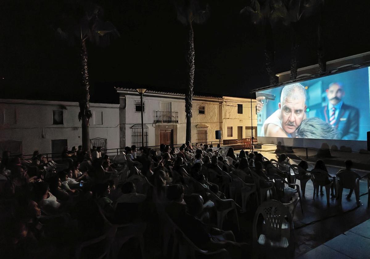 Durante la última película en el cine de verano