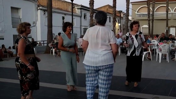 El dúo musical Barra Libre amenizará el baile en la Semana del Mayor