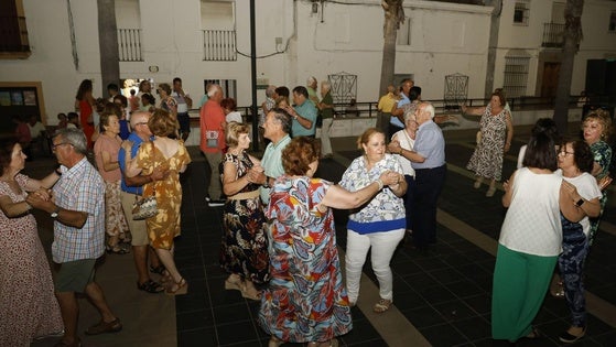 Los mayores bailan y disfrutan con el dúo musical 'Barra Libre'