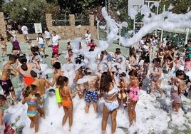 Fiesta de la espuma en el campamento de verano