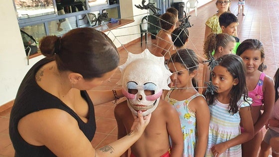 Los pequeños del campamento reciben una visita muy especial