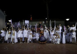 Los pequeños sobre el escenario