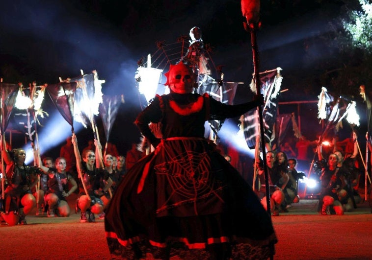 La Diabla junto a su poderoso ejército