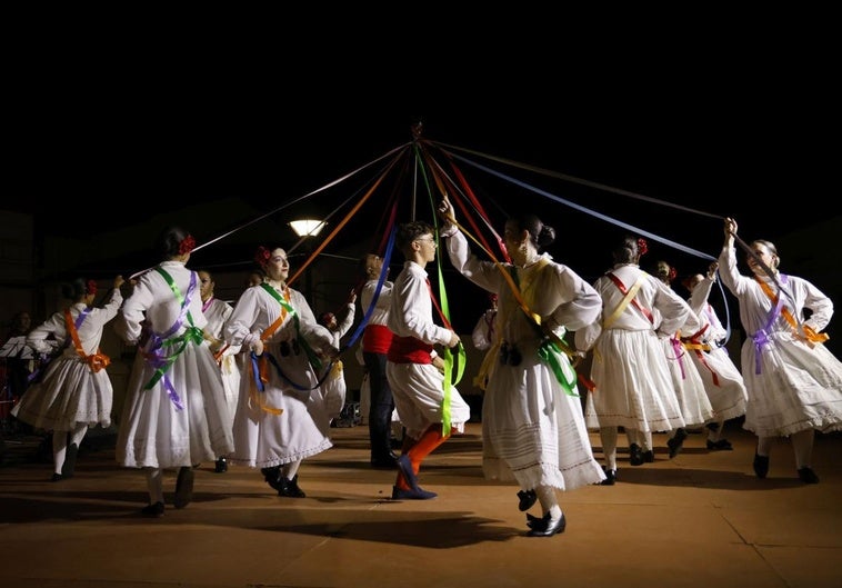 Actuación de los Coros y Danzas de Valverde de Leganés