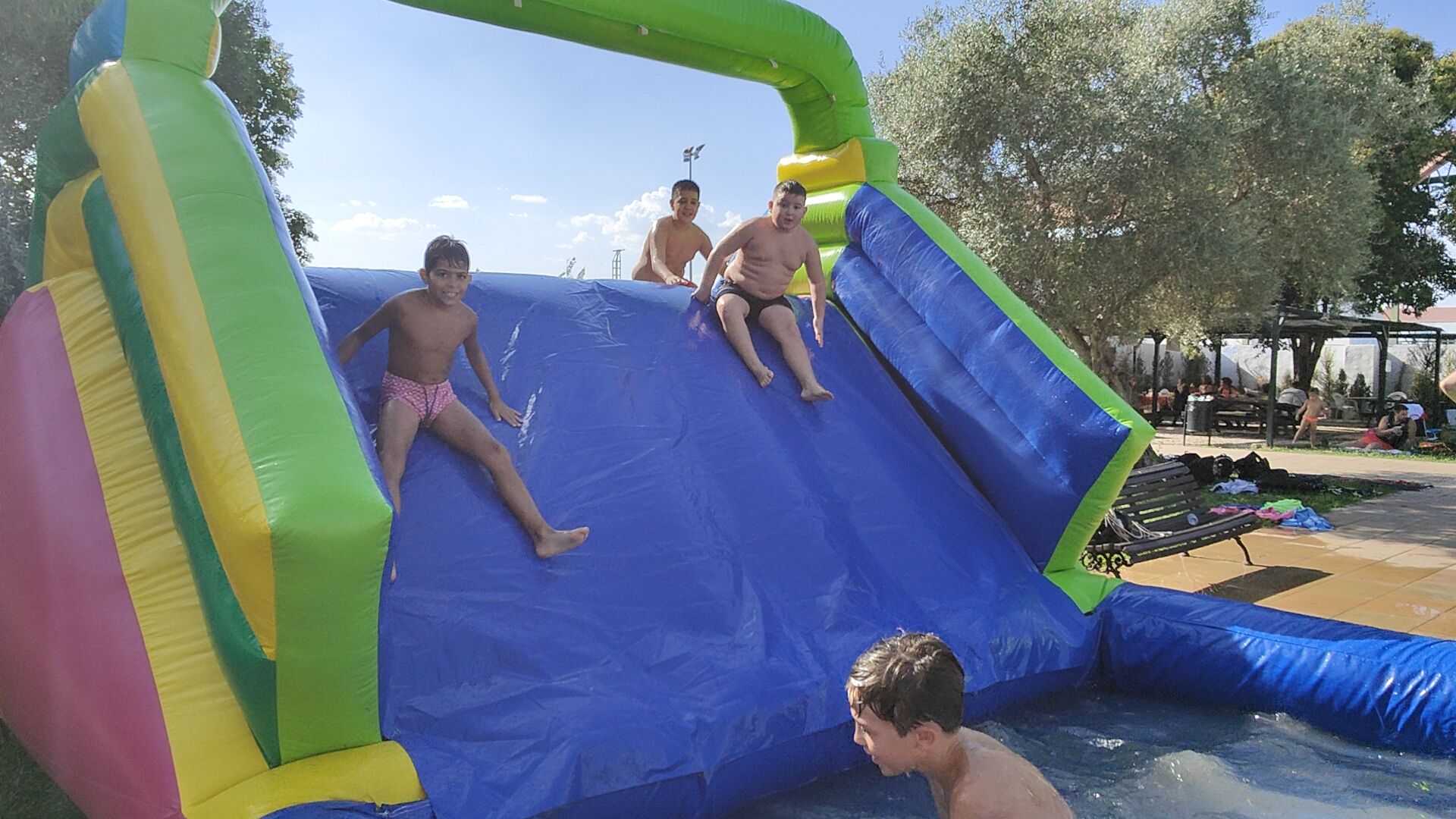 Fiesta acuática en la piscina