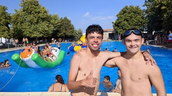 Pequeños, jóvenes y mayores disfrutan de las colchonetas en la piscina