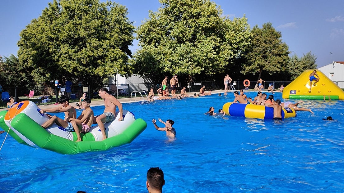 Fiesta acuática en la piscina