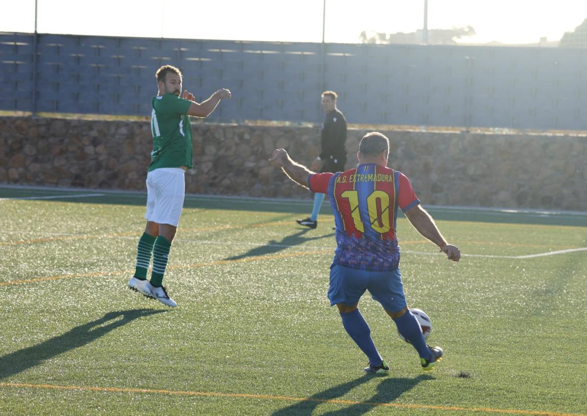 Imagen secundaria 1 - 1. Banquillo local. 2. Ito saca una falta. 3. Celebración del tanto de Nico.